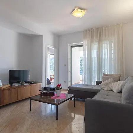 Three-bedroom In Duboka *